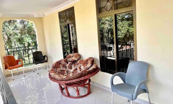 Arusha Casa | Entire 4-bedroom Holiday Home with a view of Mt Meru and 5min from the Airport!