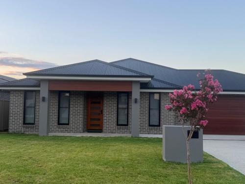 Kelso Casa | Entire 4 bedroom home on Connolly in Bathurst