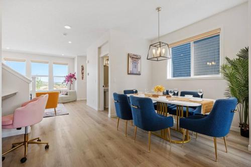 Calgary Casa | Entire 4 Bedroom House Including Basement with King Size Bed, Upgrade Your Stay, Netflix, Sleeps 14