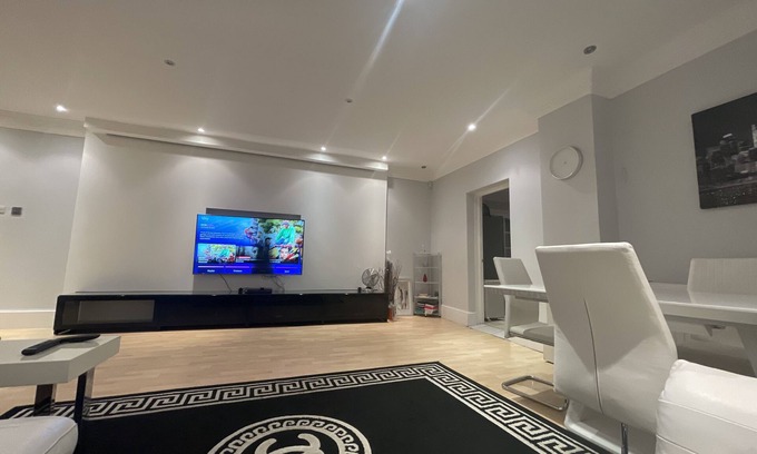 Squirrel's Heath Casa | Entire 6 Bedroom House in London, Free Parking