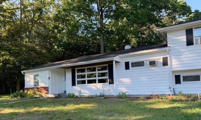 Preston Casa | Entire 6 bedroom house 2 mi to Foxwoods, sleeps 12