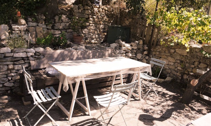 Fontaine-de-Vaucluse Casa | Casa entera, 5 camas, terraza sombreada