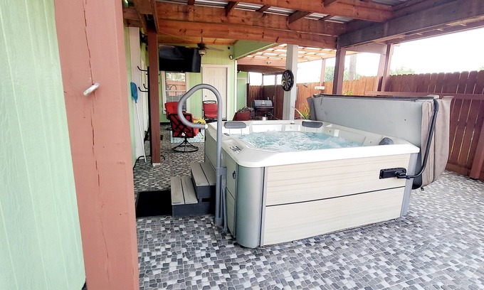 Redwood Apartamento | ENTIRE APARTMENT with Private Hot Tub Outside of San Marcos City