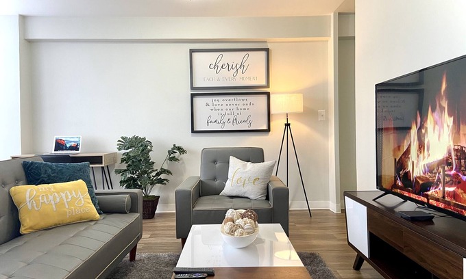 Lafayette Park Casa | Entire apartment with king bed /traveling professionals welcome! longterm stays