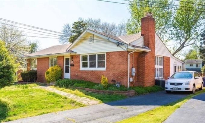 Seminary Hill Apartamento | Entire Basement in Alexandria w/ Backyard Patio