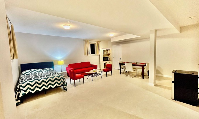 Ottawa Division Casa | Entire basement with large windows, private full bathroom and office