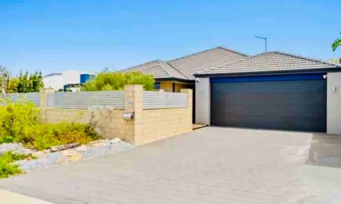 Halls Head Casa | Entire Beach House in Halls Head, sleeps10. Pets welcome. Close to the beach.
