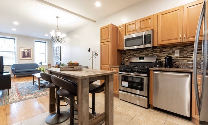 Communipaw Casa | Entire Brownstone Duplex 3 BR/2 Bath 15 minutes to NYC