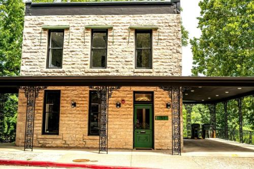 Eureka Springs Historic District Casa | Entire Building at 151 Spring