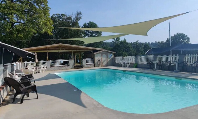 Elizabeth Apartamento | Entire Cabin on Norfork Lake with swimming pool