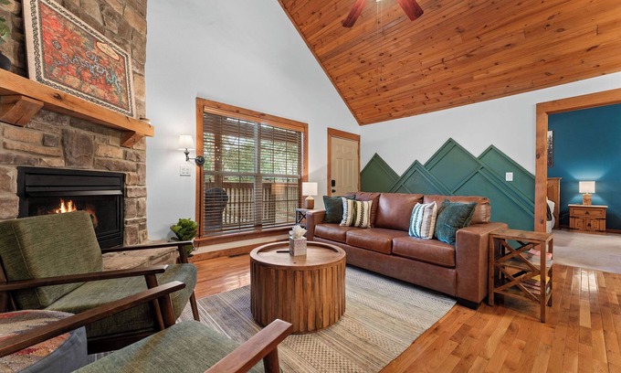 Branson West Cabina | Entire Cabin - Sunroom - Resort Amenities - Near Silver Dollar City