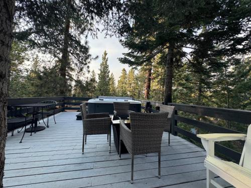 Big Bear Lake Casa | Entire Cabin, Walk to Ski Slopes, Hot Tub, Fast WiFi, 2 Parking, Fenced Yard, Wash & Dryer, Fire Pit, Pet Friendly, BBQ, Hike, Golf, Zoo