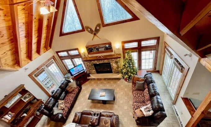 Salamanca Cabaña | Entire Chalet! Hot Tub! Vaulted Timber Ceiling! AC