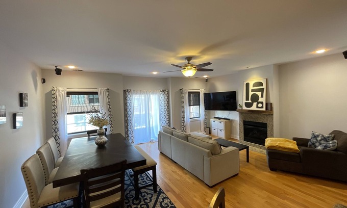 Wicker Park Apartamento | Entire Condo and Parking at the heart of Wicker Park