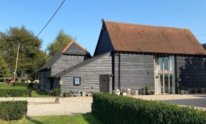 Howlett End Casa | Entire Contemporary Barn 5 bedrooms-rural location