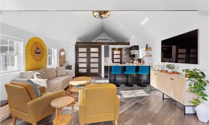 West Allis Casa | Entire Cozy Cottage! Pet Friendly, No Cleaning Fee
