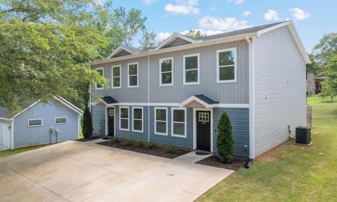 Taylors Casa | Entire Duplex 6 King Beds Near Greenville