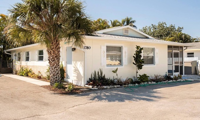 Royal Harbor Casa | Entire Duplex: Prime Location & 4 Beach Cruisers