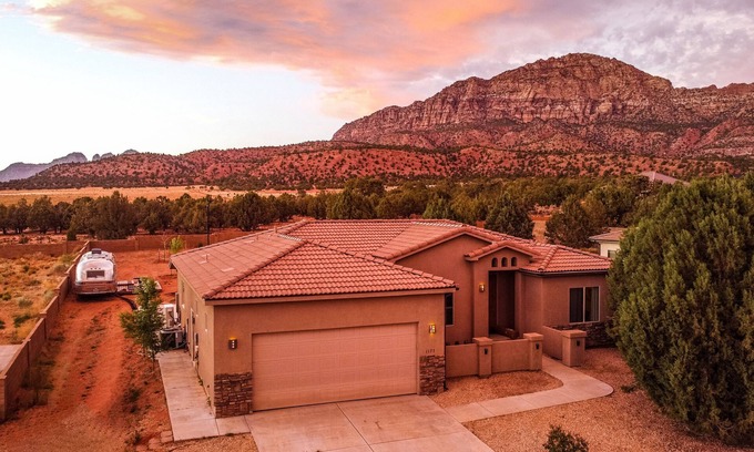 Apple Valley Casa | Entire Duplex - Sleeps 10 - Mountain View & Sport Court - Close to Zion NP