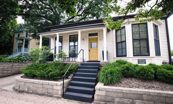 West Seventh Casa | Entire Duplex West 7th, Xcel, and DT St. Paul Sleeps 8 Off street Parking!