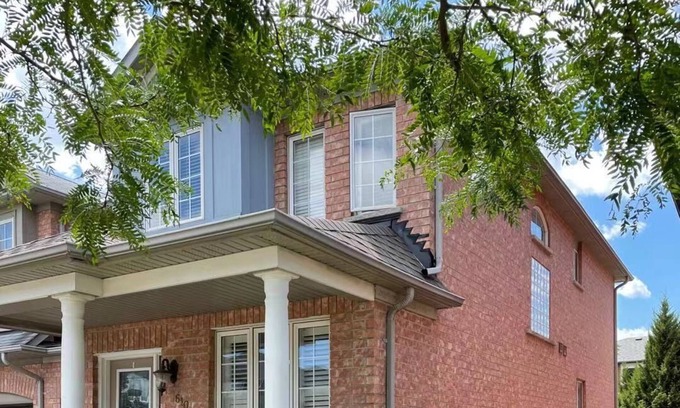 Burlington Casa | Entire End Townhouse Nearly Lake and Shopping Center with Large Deck and BBQ