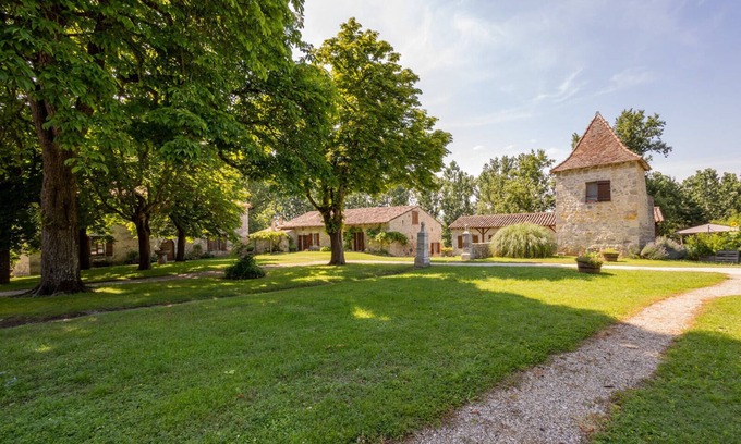 Nerac Casa | Entire estate-3 charming houses -16 pers. Private forest&pool -30 min from Agen