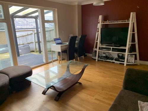 Ashford Casa | Entire Family Entertainment Holiday Home - 3 x Floors - Free Parking - Games Room - Private Garden - Workspace and Wifi 112mb - Self Check-in
