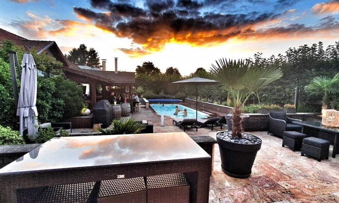 Toulon-sur-Arroux Cabaña | Entire floor in a fully renovated town house with swimming pool.