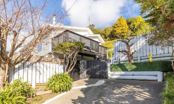 Johnsonville Casa | Entire Ground Floor Full Privacy Family-friendly Popular to Ferry-catchers