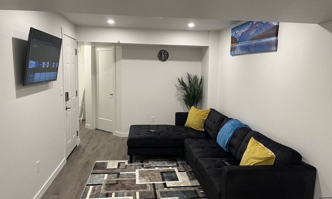 West Edmonton Casa | Entire guest suite(1BR basemnt) Close to West Edmonton Mall, Henday & amenities