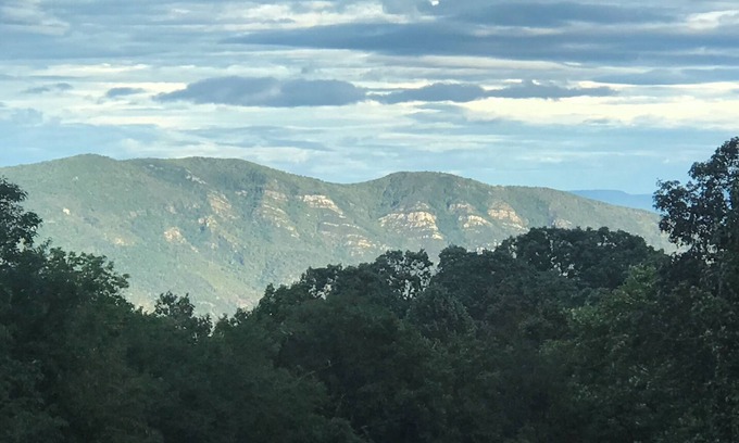 Little Switzerland Apartamento | Suite completa para huéspedes en Haus Edelweiss en la Blue Ridge Parkway