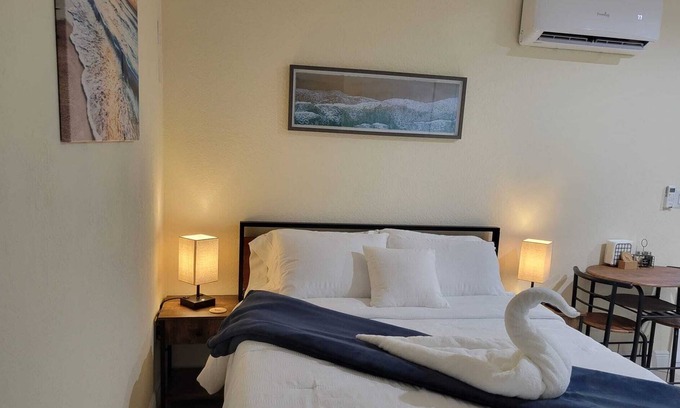 Lake Worth Corridor Apartamento | Entire guest suite.