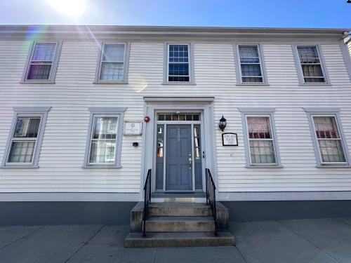 Newport Hotel | Entire Historic 5 Bed 5 Bath Inn Sleeps 17