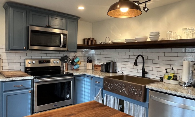 Bolivar Casa | Entire Historic Home (Renovated) with Private Yard