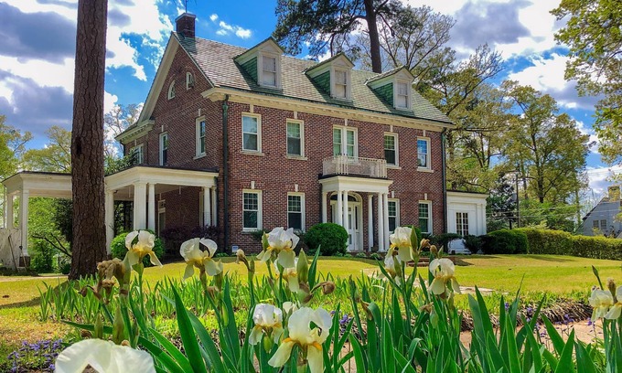 Goldsboro Casa | Entire Historic Home with 3620Sqft Perfect for Families