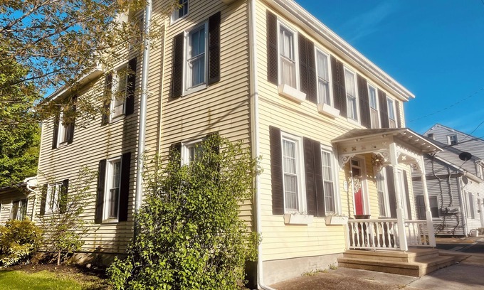 Ono Casa | Entire Historic Home with so much space! Huge family room & playroom for kids!