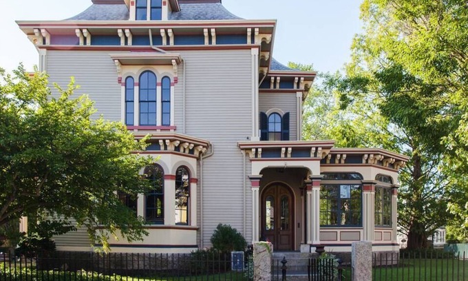 New Bedford Casa | Gorgeous Historic Mansion Near Ferry – Full Estate