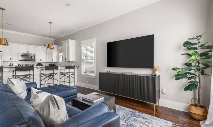 The Nations Casa | LUXURY: Nations Station: 12 minutes downtown 2 blocks to 14TENN