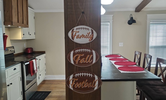 Coker Otro | Entire Home! 3br 2ba sleeps up to 8! Only 9 miles from BryantDenny Roll Tide!
