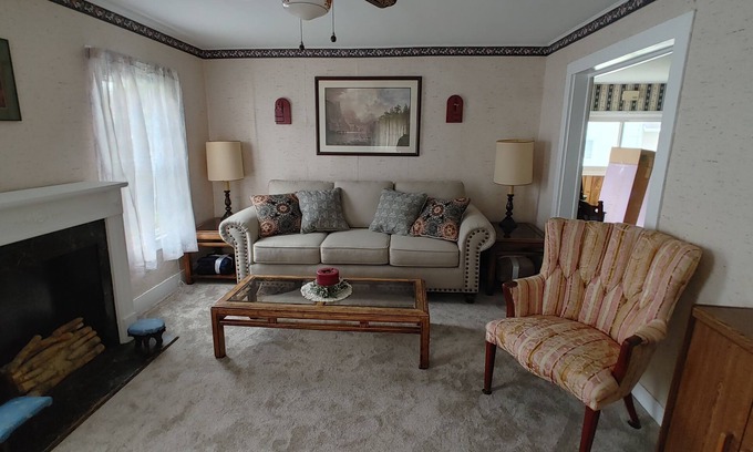 Canandaigua Casa | Entire Home - 4 Bedroom - Sleeps 10 Canandaigua - Steps Off Main St / Downtown
