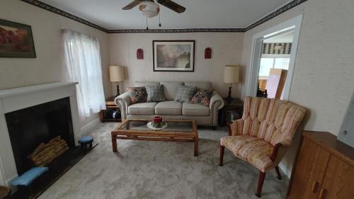 Canandaigua Apartamento | Entire Home - 4 Bedroom - Canandaigua - Steps Off Downtown - Walking distance to Restaurants, Shops, Breweries & Pubs