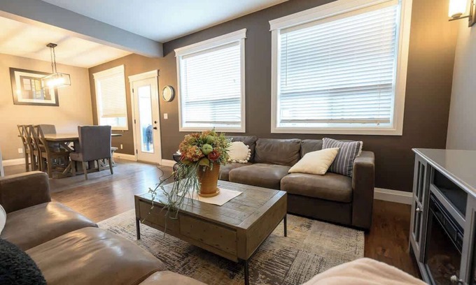 Grande Prairie Casa | Entire Home 4Bd 3.5Bath | WIFI | Smart TVs