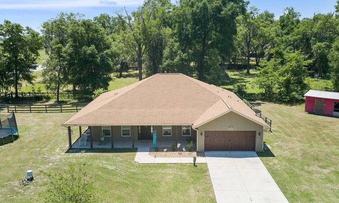 Ocala Otro | Entire Home, 5 minutes to WEC and FAST, 3bd, 3 bath FENCED 1 acre King bed.
