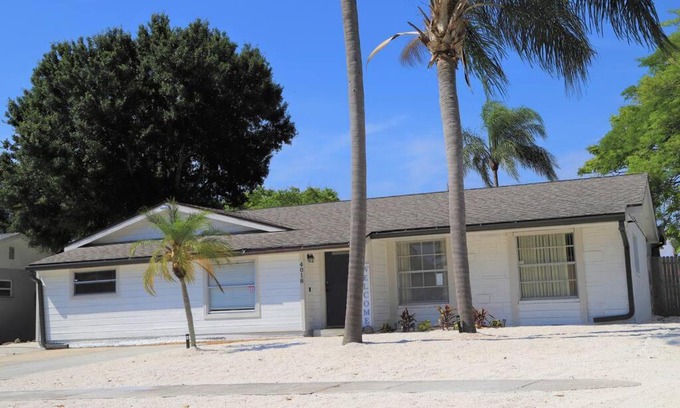 Bradenton Casa | Entire Home-Bradenton 3/2 indoor pool near beaches