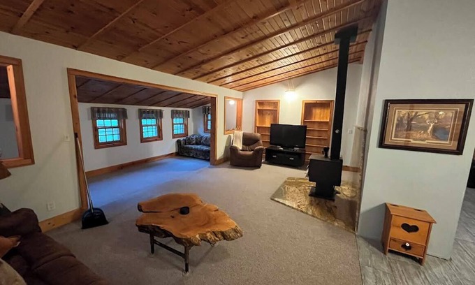 Manchester Casa | Entire Home / Cabin - Cozy Cottage Vibes with Fire Pit, Full Kitchen & Garden