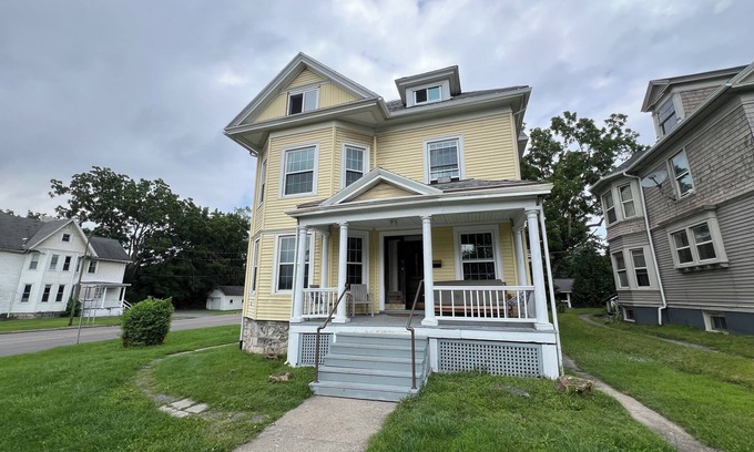 Geneva Casa | Entire Home: Central & Spacious 8BD 2.5 BA in DT Geneva