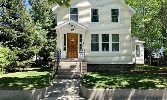 Ludington Casa | Entire Home in Downtown Ludington!! Only blocks from the beach!