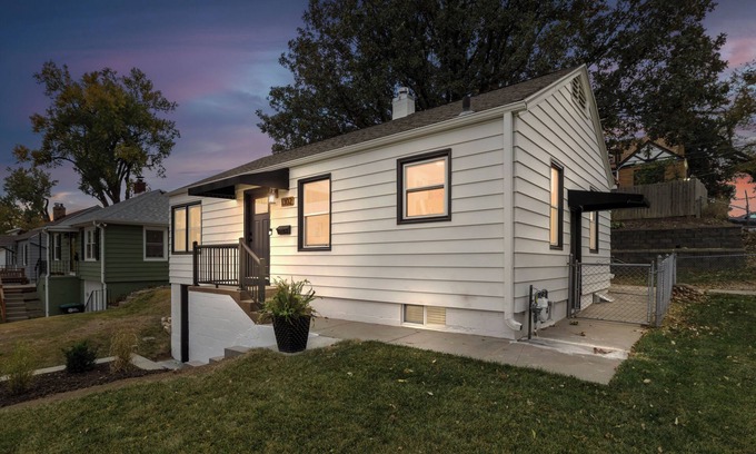 Aksarben - Elmwood Park Casa | Entire Home in midtown Aksarben. Quiet and private!