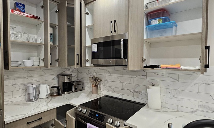 Sage Hill Apartamento | Entire Home in Northwest Calgary -Close to Airport/Amenities/Banff