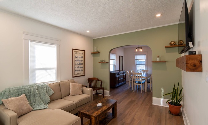 Rocky River Casa | Entire Home in Rocky River, Ohio. Close to westside bars and restaurants!